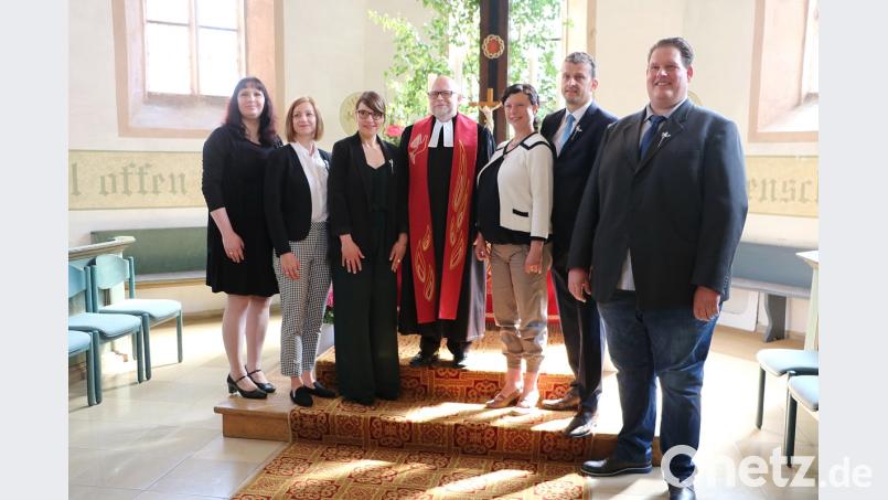 Auf dem Erinnerungsfoto zur silbernen Konfirmation sind (von links) Andrea Haas, Cordula Plach, Kerstin Dietrich, Pfarrer Matthias Ahnert, Barbara Eckl, Bernhard Brunner und Thomas Wolf. Bild: gru