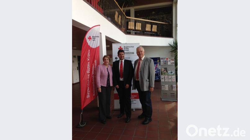 Annette Karl und Reinhold Strobl (rechts) mit dem neuen BRK-Geschäftsführer Sandro Galitzdörfer.	Bild: exb