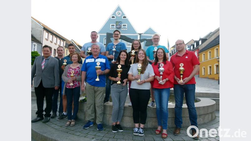 Die besten Kegler mit KSV-Vorsitzenden Harald Drobig und Schirmherrn Hubert Schug (links).  	Bild: rn