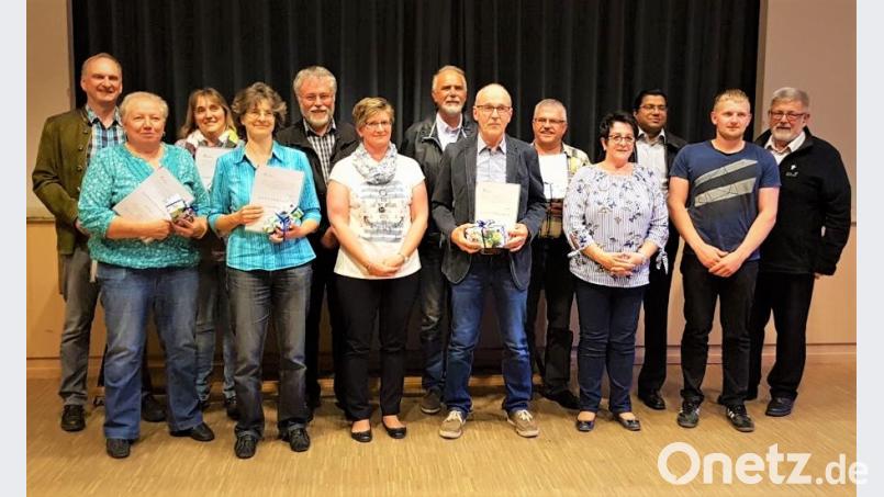Zusammen mit den Pfarrgemeinderatssprechern überreicht Stadtpfarrer Edmund Prechtl (Fünfter von links) den ausgeschiedenen Ehrenamtlichen eine Dankesurkunde sowie eine kleine Anerkennung.  	Bild: mng