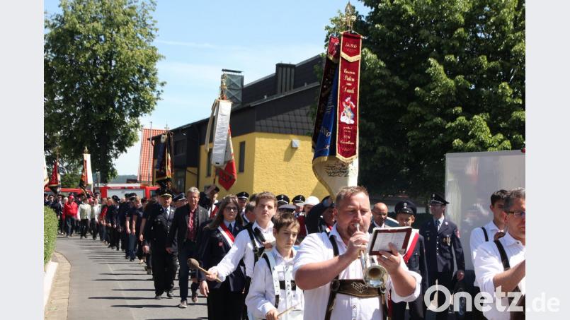 Angeführt von der Thanhauser Blaskapelle zog ein stattlicher Festzug zum Feuerwehrhaus.  	Bild: kro