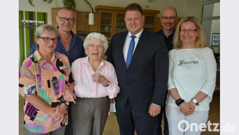 Ihren 90. Geburtstag feierte am Samstag Margareta Bügelmeyer (Dritte von links). Dazu gratulierten (von links) Gabriele und Detlef Tripke, 2. Bürgermeister Stefan Grillmeier sowie Norbert und Karin Bügelmeyer. Bild: jr