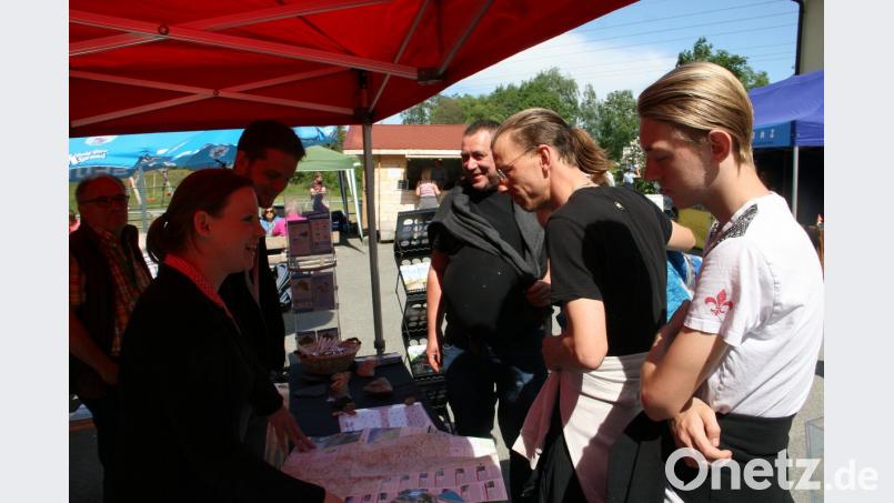 Das Land der „1000 Teiche“ stellten Stefanie Wenisch und Fabian Polster (2. bzw. 3. von links) interessierten Wanderern vor. Über die Arbeit der Geoparkranger und ihr Arbeitsumfeld informierte Joachim Fürnrohr (links). Bild: wro