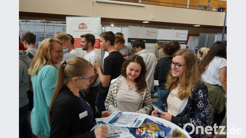 Schüler und Unternehmensvertreter führen bei der Studienmesse am Otto-Hahn-Gymnasium viele interessante Gespräche. Bild: fph