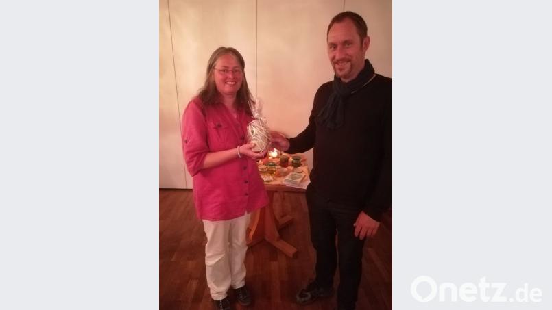 Thomas Schuster (rechts) bedankte sich mit einem getöpferten Geschenk bei der Kräuterexpertin Angelika Lang-Salzl für den interessanten Vortrag. 	Bild: exb