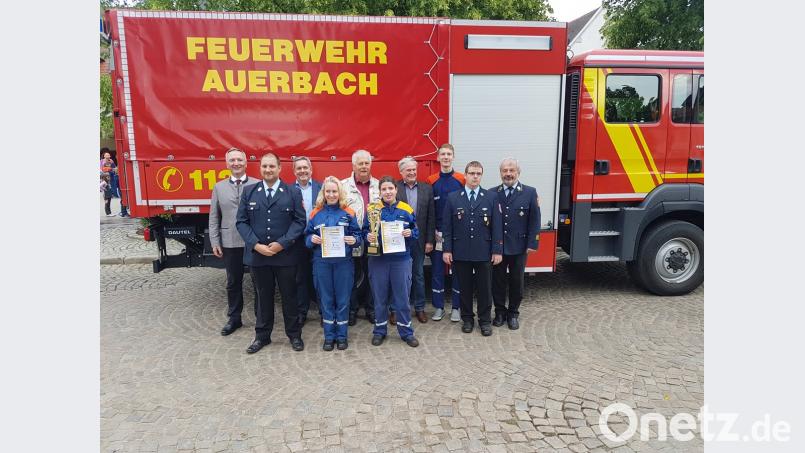 Die Siegergruppe Jugendfeuerwehr Wolfsbach 3 stellt sich mit den Ehrengästen zum Gruppenbild: Landtagsabgeordneter Harald Schwartz, Kreisjugendwart Sven Schmidt und Bürgermeister Joachim Neuß (von links) Kreisbrandrat Fredi Weiß, stellvertretender Kreisjugendwart Daniel Pohl (von rechts), stellvertretender Landrat Martin Weiß und Landtagsabgeordneter Reinhold Strobl (beginnend Dritter von rechts hinten).  	Bild: Kreisjugendfeuerwehr AS