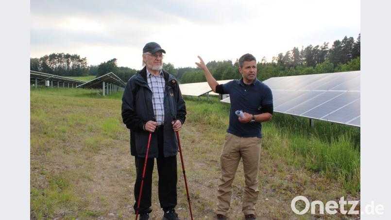 Gut aus betriebswirtschaftlicher Sicht und noch besser für unsere Zukunft: Manfred Klemm (links) und Hubertus von Eyb klären über das Betreiben einer PV-Anlage auf. Bild: Dagmar Williamson