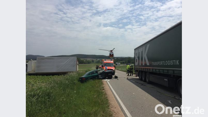Nach dem folgenschweren Zusammenprall, den ein missglückter Überholvorgang ausgelöst hatte, musste einer der Unfallbeteiligten mit dem Rettungshubschrauber abtransportiert werden. Bilder: mab (2)