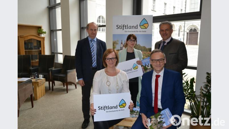 Wolfgang Kaiser, Belinda Hoyer, Brigitte Hegen, Bernd Sommer und Roland Grillmeier (von links) sind stolz auf das neue Logo.  	Bild: plym