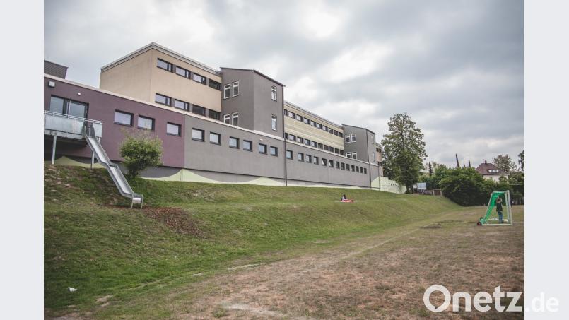 Links die Rutsche, rechts der Baum und dazwischen eine lange Böschung, auf der bald Spielgeräte für die Grundschüler aufgestellt werden. Bild: Lukas Meister