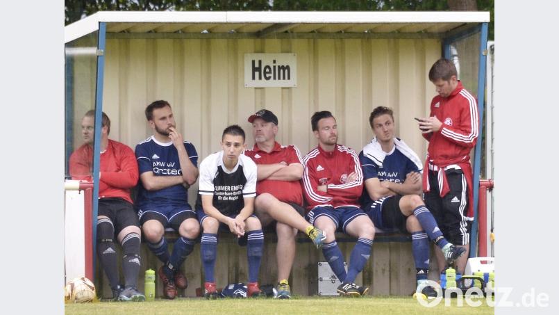 Betretene Gesichter auf der Spielerbank des TuS/WE Hirschau. Nach nur einer Saison ist das Abenteuer Bezirksliga wieder beendet.  	Bild: Ziegler