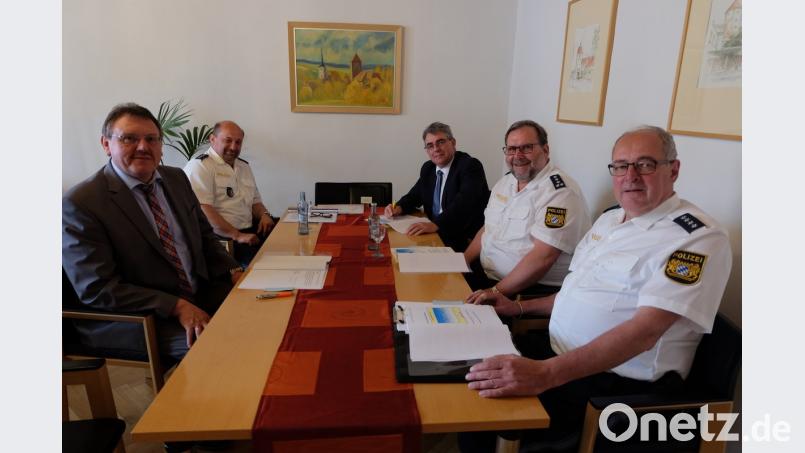 Zum Kriminal- und Verkehrsbericht treffen sich im Vilsecker Rathaus (von links) Bürgermeister Hans-Martin Schertl, Polizeihauptkommissar Manfred Plößner, Bürgermeister Norbert Bücherl, Erster Polizeihauptkommissar Manfred Weiß und Hauptkommissar Arno Schäffler.  	Bild: zip