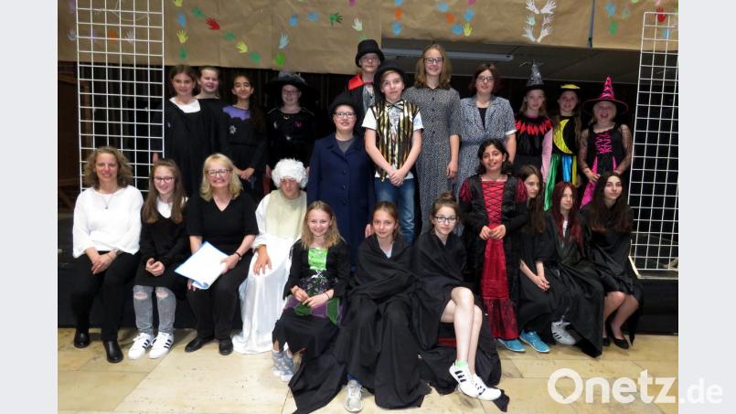 Eine starke und mutige Truppe: Regisseurin und Lehrerin Marianne Stangl (Dritte von links) und ihre Kollegin Sandra Müller (links) proben seit Januar mit der AG Theater und der AG Tanz den Goethe-Klassiker "Faust" ein.  	Bild: ubb