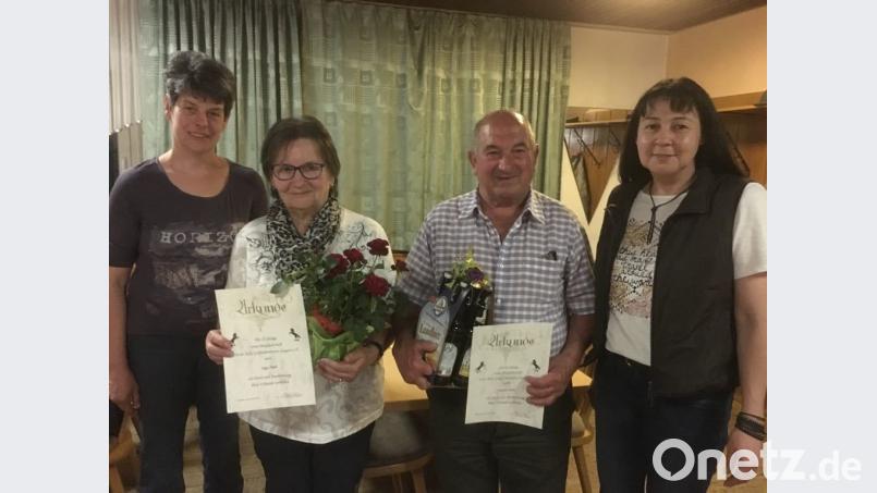 Bei der Reitsportgemeinschaft gibt es Urkunden für (von links) zweite Vorsitzende Agathe Platzer, Inge Iberl, Ottmar Iberl und Vorsitzende Christa Bauer. Bild: ptz