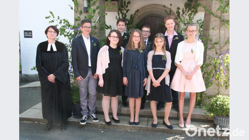 Zusammen mit Pfarrerin Barbara Meister-Hechtel zeigt das Bild die Konfirmanden.	Bild: exb