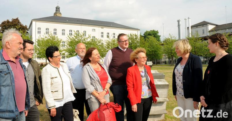Die SPD-Stadtratsfraktion mit ihrer Vorsitzenden Birgit Fruth (Dritte von links) informiert sich bei der Hochschulpräsidentin Andrea Klug (Zweite von rechts) über Neuerungen an der OTH Amberg-Weiden.  	Bild: Stephan Huber