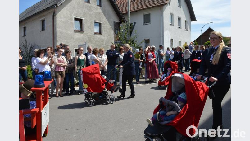 Der Ehrenpatenverein FFW Winklarn demonstrierte dass er sich in den nächsten Jahren kein Kopfzerbrechen über Nachwuchs machen muss. Bild: bej