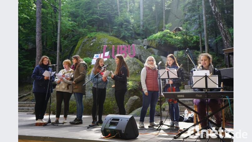 Das Chor- und Instrumentalensemble "Carpe diem" aus Waldershof sorgte am Pfingstsonntag für die musikalische Umrahmung des Jugendtags auf der Luisenburg. Bild: abi