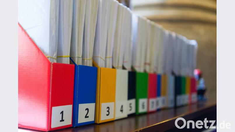 Ordner stehen auf einem Regal. Die neue EU-Datenschutz-Grundverordnung gibt auch Vereinen vor, wie sie personenbezogene Daten schützen müssen.  	Symbolbild: Christophe Gateau/dpa