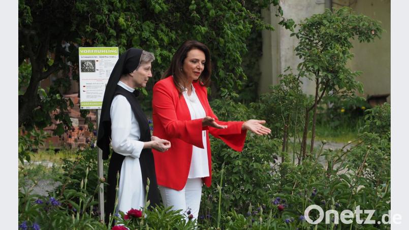 Äbtissin Laetitia Fech im Gespräch mit Moderatorin Uschi Dämmrich von Luttiz. Bild: Grüner