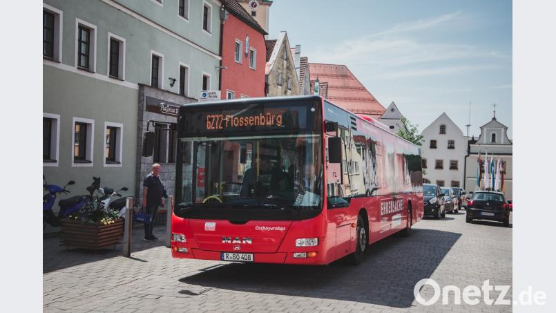 Der Linienbus nach Flossenbürg macht am Neustädter Stadtplatz Halt. Doch welche Richtung schlägt der Nahverkehr in Zukunft grundsätzlich im Landkreis ein? Diese Frage treibt die Bürger offenbar nicht allzu sehr um.  	Bild: Meister
