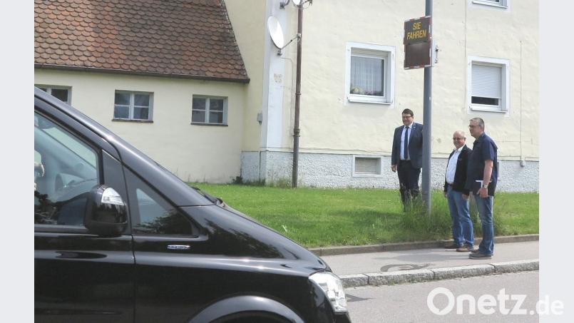 Aktuell sind im Gemeindegebiet Wackersdorf fünf Smileys angebracht, die den Autofahrern die Geschwindigkeit anzeigen. Vier weitere hat Bürgermeister Thomas Falter bestellt.  	Bild: Hirsch