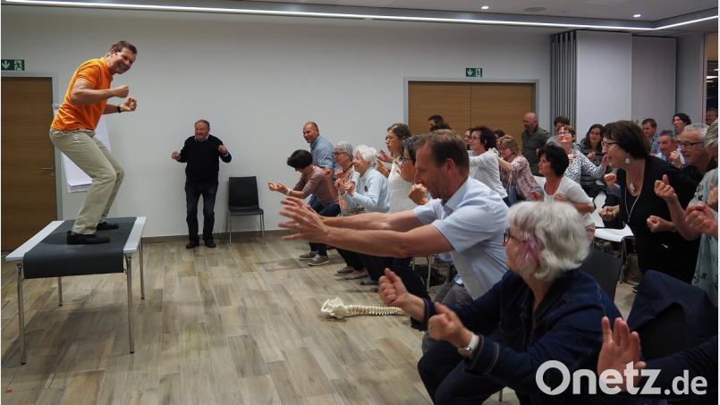 Kaum jemanden hält es während des Vortrags auf den Sitzen. Thomas Eberl (links) begeistert das Publikum. Bild: sbü