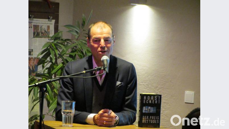 Erzählt so spannend wie er schreibt: Horst Eckert untermauerte im Capitol-Foyer seinen Ruf als Meister des anspruchsvollen Politthrillers.  	Bild: aks