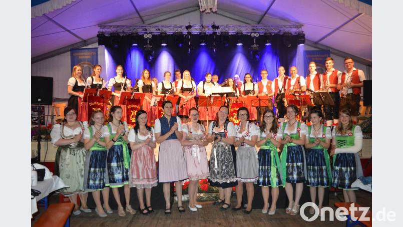 Die Blaskapelle Weiding verstand es, Stimmung zu machen. Da ließen sich die Haager Festdamen um Festmutter Anette Pößl und Festbraut Helena Streck (Mitte) nicht lange bitten. 	Bilder: bej (2)