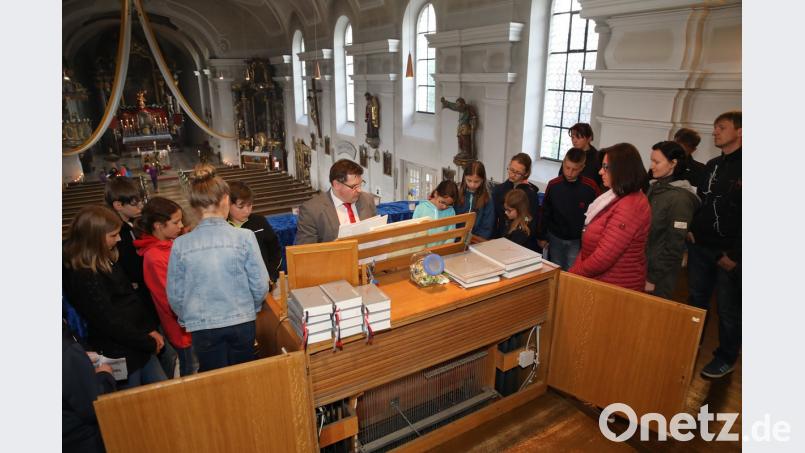 Organist Holger Popp gibt in der Pfarrkirche Einblicke in die Orgel auf der Empore.