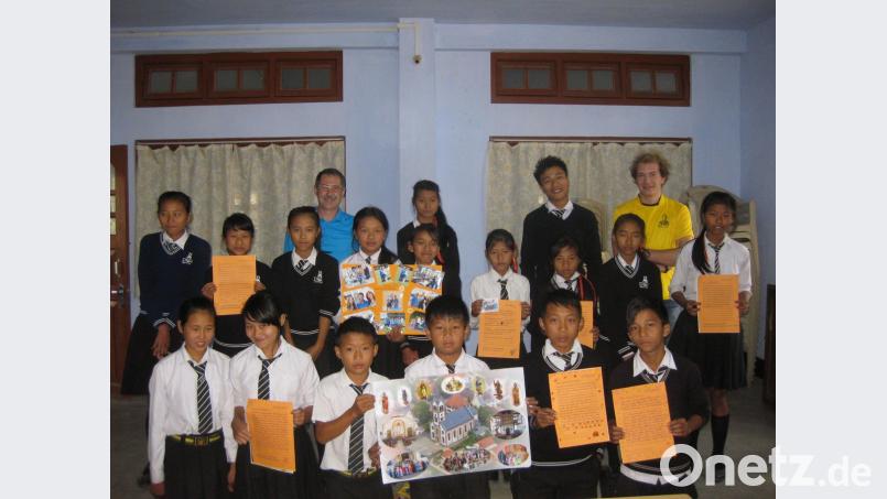In der Schule der Don-Bosco-Salesianer tragen die Kinder einheitliche Keidung. Bei seinem letzten Besuch in Zubza geben die Heranwachsenden Hans Rupprecht (hinten, links) Dankschreiben für die Pateneltern mit.  	Bild: