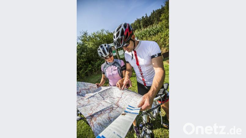 Der Blick auf die Radwanderkarte zeigt: Entlang des Bayerisch-Böhmischen Freundschaftsweges gibt es auch viele Möglichkeiten für interessante Abstecher.  	Bild: exb