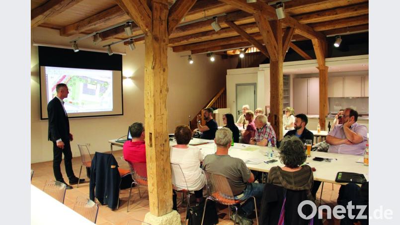 Zentrales Thema der Gemeinderatssitzung in Etzelwang war die Planbesprechung zur Dorferneuerung mit Architekt Markus Rösch (links). Die Ergebnisse eines Bodengutachtens zeigen: Die bisher geplante Bebauung mit einem Mehrzweckgebäude entfällt oder muss deutlich reduziert werden, da der Boden nicht die nötige Tragfähigkeit besitzt und eine entsprechende Bodensanierung sehr teuer ist.  	Bild: csk