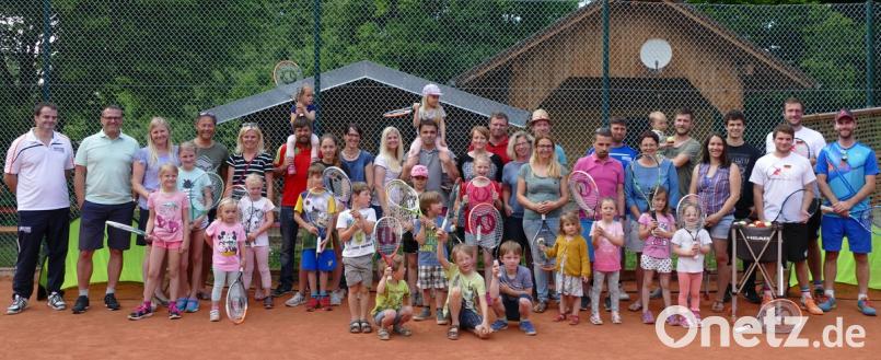 Norbert Schecklmann (links), dem Vorsitzenden der Tennisfreunde Oberbibrach, ist es wichtig, dass sich große und kleine Spieler bei dem Schnuppertraining wohlfühlen. Die Regie des Trainings übernimmt Frank Prechtl (rechts).	Bild: hai