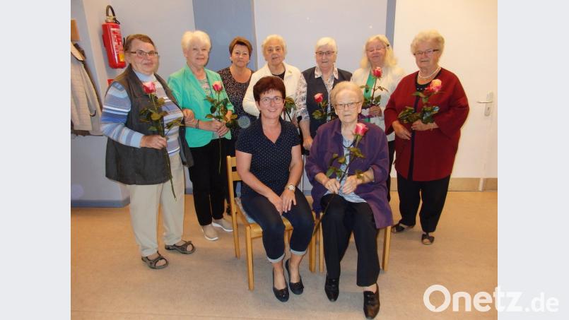 hinten v.li. Mathilde Bäuml, Anni Mayer, Rosi Sammet (Frauenbund-Führungskreis), Annemarie Höning, Angela Würth, Brunhilde Eckert, Mariele Schäffler; vorne sitzend: Vorsitzende Helene Kraus und Lina Schedl.