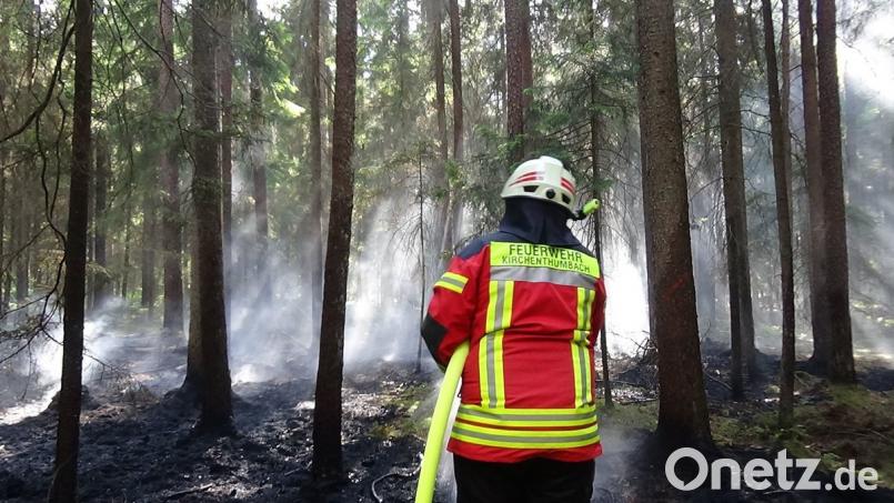 Die Löscharbeiten sind nicht ganz einfach, da es im Bereich des Brandherds keine Wasserversorgung gibt.  	Bild: jma