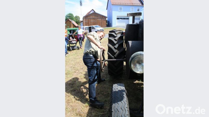 "Nichts für schmächtige HB-Männchen": Ein Zündschlüsseldreh oder Knopfdruck genügt nicht, damit Gerhard Wild seinen 75 Jahre alten Lanz- Bulldog zum Leben erwecken kann.  	Bild: bjp