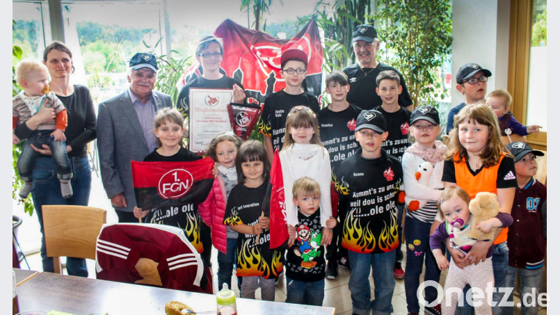 Heidi Hirschmann (Hinten Mitte) von den FCN-Freunden Hirschau ist Vorsitzende des neu gegründeten Kids-Club "Hirschauer Mini-Clubberer"; Ehrenbezirkskoordinator Karl Teplitzky (Hinten Zweiter v.l.) und Bezirkskoordinator Dieter Altmann (Hintenl.) gratulierten.