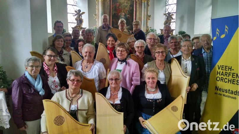Das Neustädter Veeh-Harfen-Orchester unter Leitung von Konny Kraus (Zweite von links) musiziert beim größten Volksmusikspektakel Europas im niederbayerischen Regen.