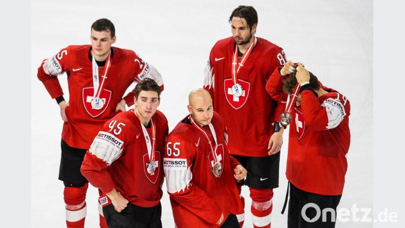 Traurige Eidgenossen: Die Schweizer hatten den großen Favoriten Schweden im Finale der Eishockey-WM am Rande einer Niederlage. Das Penaltyschießen entschied letztlich zugunsten der Skandinavier.  	Bild: Petter Arvidson/dpa