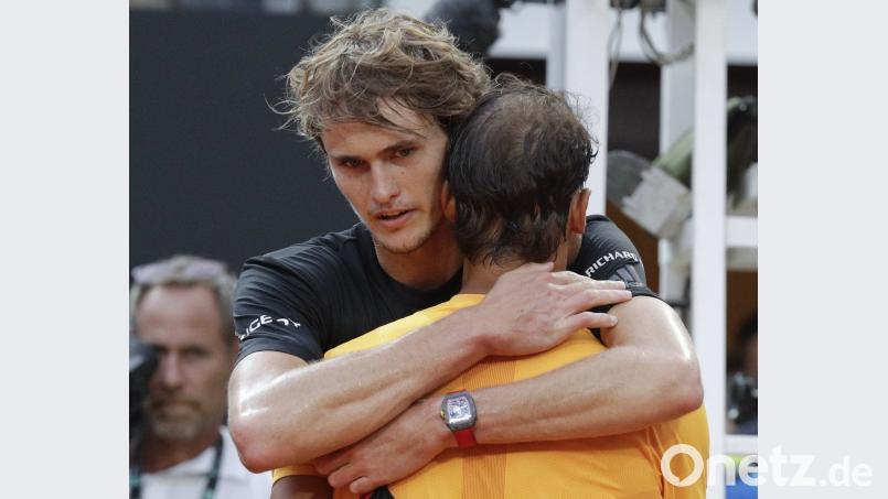 Alexander Zverev umarmt seinen Bezwinger Rafael Nadal nach dem Endspiel in Rom.  	Bild: Gregorio Borgia/dpa