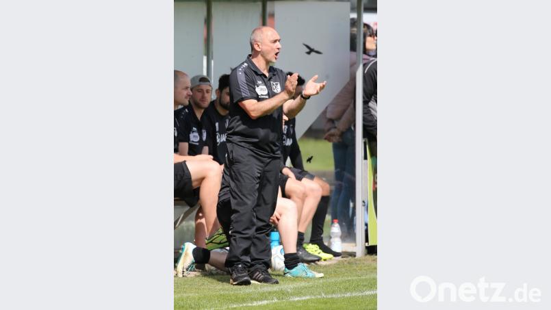 Es sollte nicht sein: Auch die letzte Partie als Trainer beim 1. FC Schwarzenfeld verlor Wolfgang Stier mit seiner Elf.  	Bild: Eger