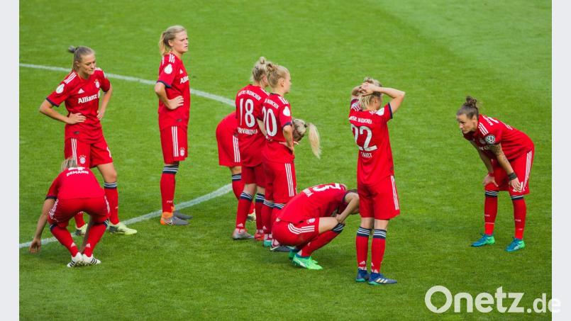 Grenzenlose Enttäuschung bei den Fußballerinnen des FC Bayern: Gegen den Favoriten VfL Wolfsburg unterlagen die Münchenerinnen im Elfmeterschießen und verpassten damit ganz knapp eine Pokal-Überraschung.  	Bild: Marcel Kusch/dpa
