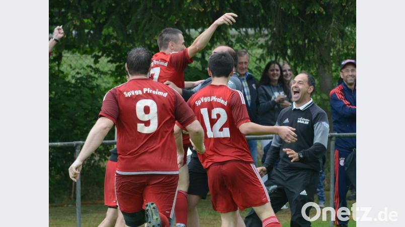 Jubel bei den Spielern und Trainer Alexander Götz (rechts). Es war der letzte Akt des Coaches, der die SpVgg Pfreimd verlässt.  	Bild: mhs