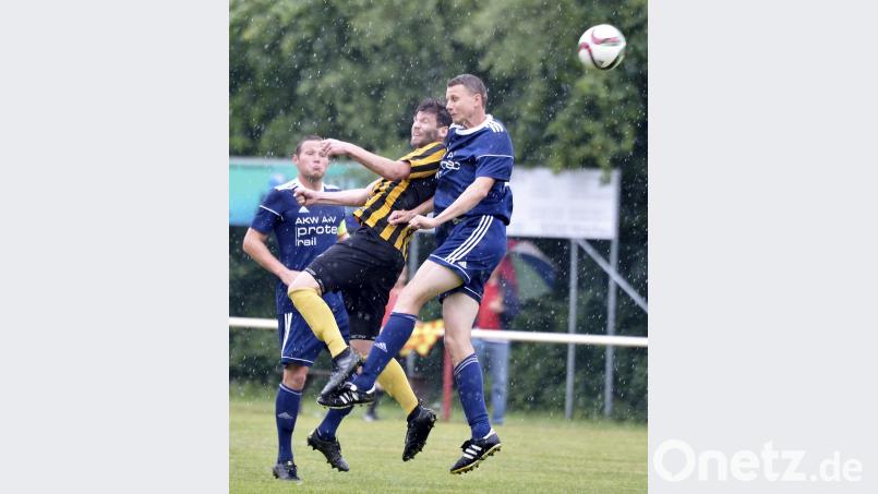 Ein intensives Kopfballduell zwischen dem Hirschauer Florian Stegmann (rechts) und dem Kulmainer Doppeltorschützen Christoph Dumler (Mitte). Am Ende bejubelten die Gelb-Schwarzen den direkten Klassenerhalt in der Bezirksliga.  	Bild: Ziegler