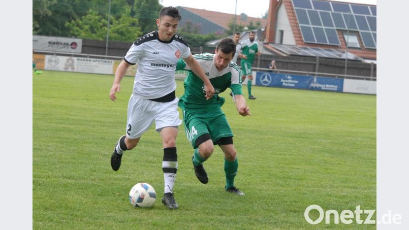 Der SV Mitterteich verlor das letzte Spiel in dieser Saison gegen den 1. SC Feucht mit 2:4. Hier verfolgt Manuel Dürbeck (rechts) den Gästespieler Ljuban Ivic.  	Bild: Gebert