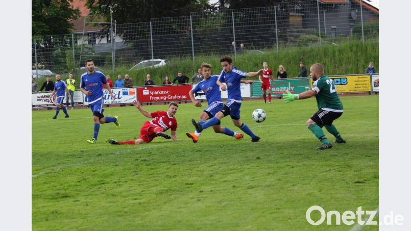 Der späte Nackenschlag in der zweiten Minute der Nachspielzeit: Waldkirchens Mario Stahlberger (Zweiter von links) erzielte per Seitfallzieher den Treffer zum 2:1. Nur wenig später kassierte der SV Etzenricht sogar noch den dritten Gegentreffer. Bild: Michael Duschl