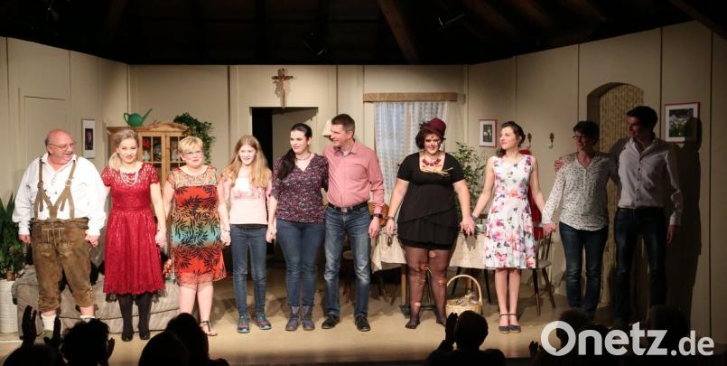 Die Etzenrichter Laienspieler fühlten sich auch auf der Steinachbühne in Algund wohl und hatten die Lacher auf ihrer Seite.