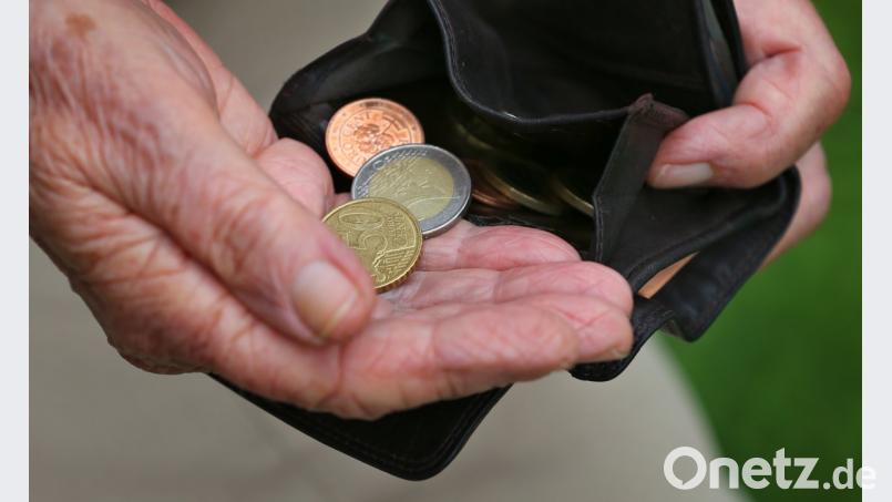 Eine Rentnerin hält einen Geldbeutel mit verschiedenen Euromünzen. Die IG Metall hat vor der Vorstellung der Rentenkommission der Bundesregierung ein steigendes Rentenniveau in Deutschland gefordert. Symbolbild: Karl-Josef Hildenbrand/dpa