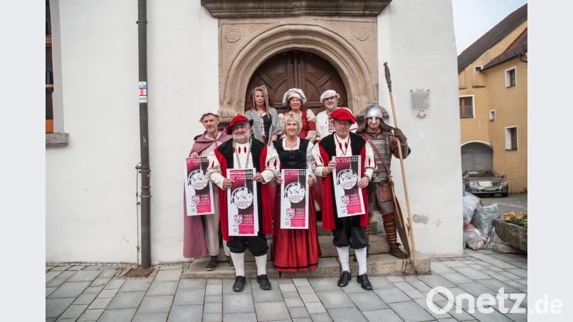 Der Organisationsausschuss des Mittelalterlichen Markts steht bereit (von links): Raphael Haubelt, Bürgermeister Armin Schärtl, Cosima Wittenzellner, Martina Klose, Irene Ehemann, Herrmann Böhnert, Karl Beer und Michael Giesl. Claudia Flor